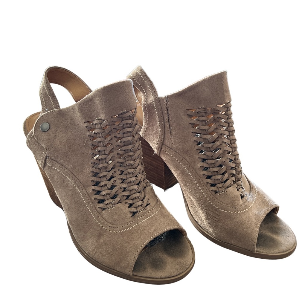 Altars state ladies shoe size 8.